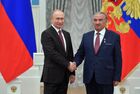 29 апреля 2019. Президент РФ Владимир Путин и писатель, председатель правления Адыгейского регионального отделения Общероссийской общественной организации «Союз писателей России» – «Союз писателей Адыгеи» Исхак Машбашев (справа) на церемонии вручения медалей "Герой Труда Российской Федерации". Место: Россия, Москва. Автор: Алексей Дружинин/РИА Новости. Президент РФ В. Путин вручил медали "Герой Труда Российской Федерации"