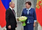 29 апреля 2019. Президент РФ Владимир Путин и дежурная по сортировочной горке железнодорожной станции Инская структурного подразделения Западно-Сибирской дирекции управления движением – структурного подразделения Центральной дирекции управления движением – филиала ОАО «РЖД» Ольга Бочкарёва на церемонии вручения медалей "Герой Труда Российской Федерации". Место: Россия, Москва. Автор: Алексей Дружинин/РИА Новости. Президент РФ В. Путин вручил медали "Герой Труда Российской Федерации"