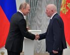 29 апреля 2019. Президент РФ Владимир Путин и генеральный директор ПАО «Завод «Красное Сормово» Николай Жарков (справа) на церемонии вручения медалей "Герой Труда Российской Федерации". Место: Россия, Москва. Автор: Алексей Дружинин/РИА Новости. Президент РФ В. Путин вручил медали "Герой Труда Российской Федерации"