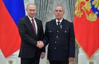 29 апреля 2019. Президент РФ Владимир Путин и руководитель направления промвооружения и такелажа АО «Южморрыбфлот» Сергей Антонов (справа) на церемонии вручения медалей "Герой Труда Российской Федерации". Место: Россия, Москва. Автор: Алексей Дружинин/РИА Новости. Президент РФ В. Путин вручил медали "Герой Труда Российской Федерации"