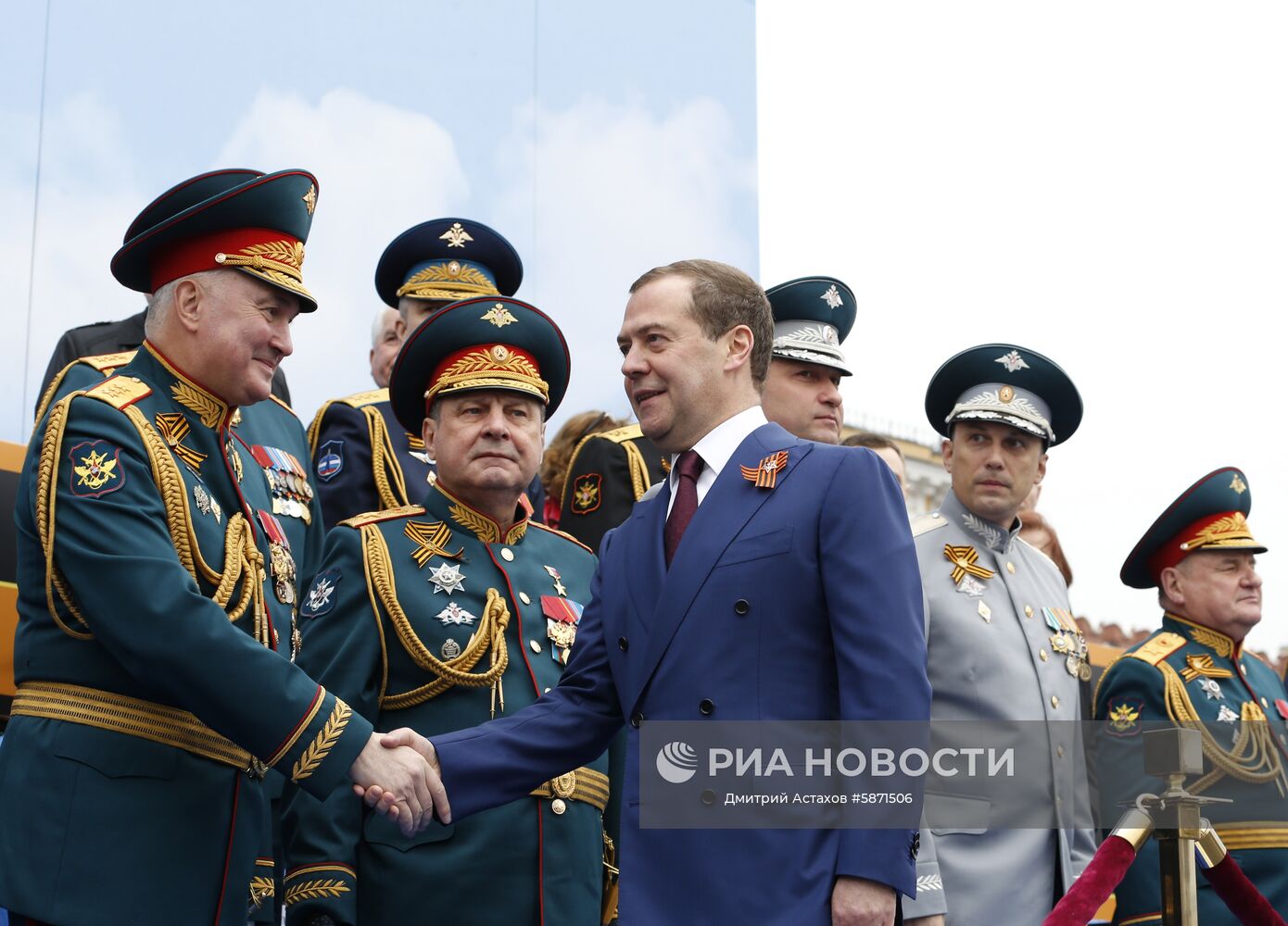 9 мая 2019. Председатель правительства РФ Дмитрий Медведев перед началом военного парада в ознаменование 74-й годовщины Победы в Великой Отечественной войне 1941–1945 годов на Красной площади в Москве. Место: Россия, Москва. Автор: Дмитрий Астахов/РИА Новости. Президент РФ В. Путин и премьер-министр РФ Д. Медведев на военном параде в честь 74-й годовщины Победы в ВОВ