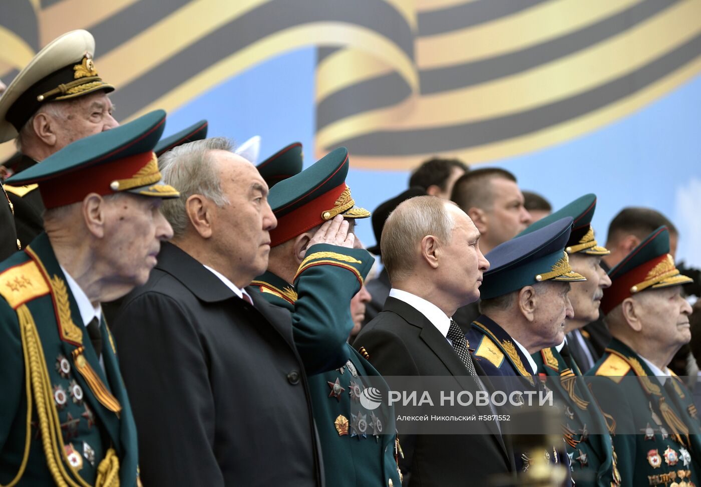 9 мая 2019. Президент РФ - верховный главнокомандующий вооружёнными силами РФ Владимир Путин и глава Совета безопасности Казахстана и председатель правящей партии "Нур Отан" Нурсултан Назарбаев (второй слева) во время военного парада в ознаменование 74-й годовщины Победы в Великой Отечественной войне 1941–1945 годов на Красной площади в Москве. Место: Россия, Москва. Автор: Алексей Никольский/РИА Новости. Президент РФ В. Путин и премьер-министр РФ Д. Медведев на военном параде в честь 74-й годовщины Победы в ВОВ