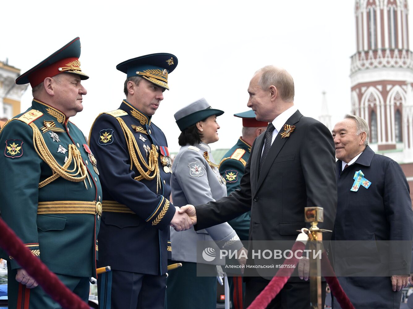 9 мая 2019. Президент РФ - верховный главнокомандующий вооружёнными силами РФ Владимир Путин и глава Совета безопасности Казахстана и председатель правящей партии "Нур Отан" Нурсултан Назарбаев (справа) перед началом военного парада в ознаменование 74-й годовщины Победы в Великой Отечественной войне 1941–1945 годов на Красной площади в Москве. Место: Россия, Москва. Автор: Алексей Никольский/РИА Новости. Президент РФ В. Путин и премьер-министр РФ Д. Медведев на военном параде в честь 74-й годовщины Победы в ВОВ