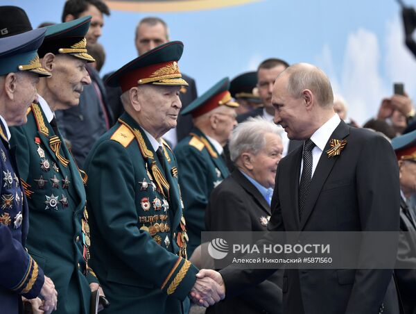 Президент РФ В. Путин и премьер-министр РФ Д. Медведев на военном параде в честь 74-й годовщины Победы в ВОВ