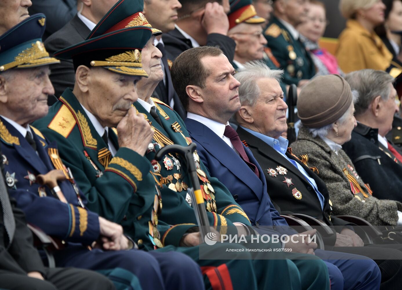 9 мая 2019. Председатель правительства РФ Дмитрий Медведев во время военного парада в ознаменование 74-й годовщины Победы в Великой Отечественной войне 1941–1945 годов на Красной площади в Москве. Место: Россия, Москва. Автор: Алексей Никольский/РИА Новости. Президент РФ В. Путин и премьер-министр РФ Д. Медведев на военном параде в честь 74-й годовщины Победы в ВОВ