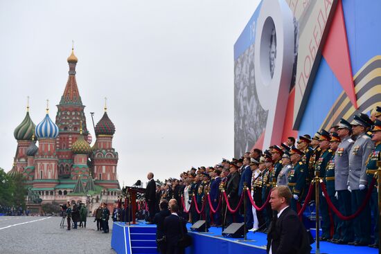 Президент РФ В.Путин и премьер-министр РФ Д.Медведев на военном параде в честь 74-й годовщины Победы в ВОВ
