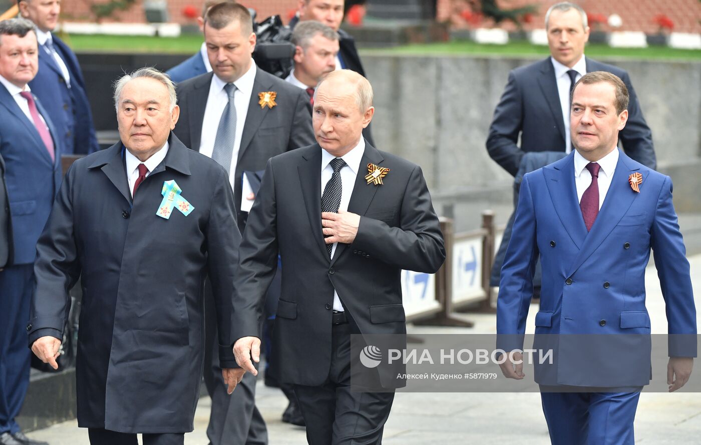 9 мая 2019. Президент РФ - верховный главнокомандующий вооружёнными силами РФ Владимир Путин, председатель правительства РФ Дмитрий Медведев и председатель партии "Нур Отан" Нурсултан Назарбаев во время военного парада в ознаменование 74-й годовщины Победы в Великой Отечественной войне 1941–1945 годов на Красной площади в Москве. Место: Россия, Москва. Автор: Алексей Куденко/РИА Новости. Президент РФ В.Путин и премьер-министр РФ Д.Медведев на военном параде в честь 74-й годовщины Победы в ВОВ