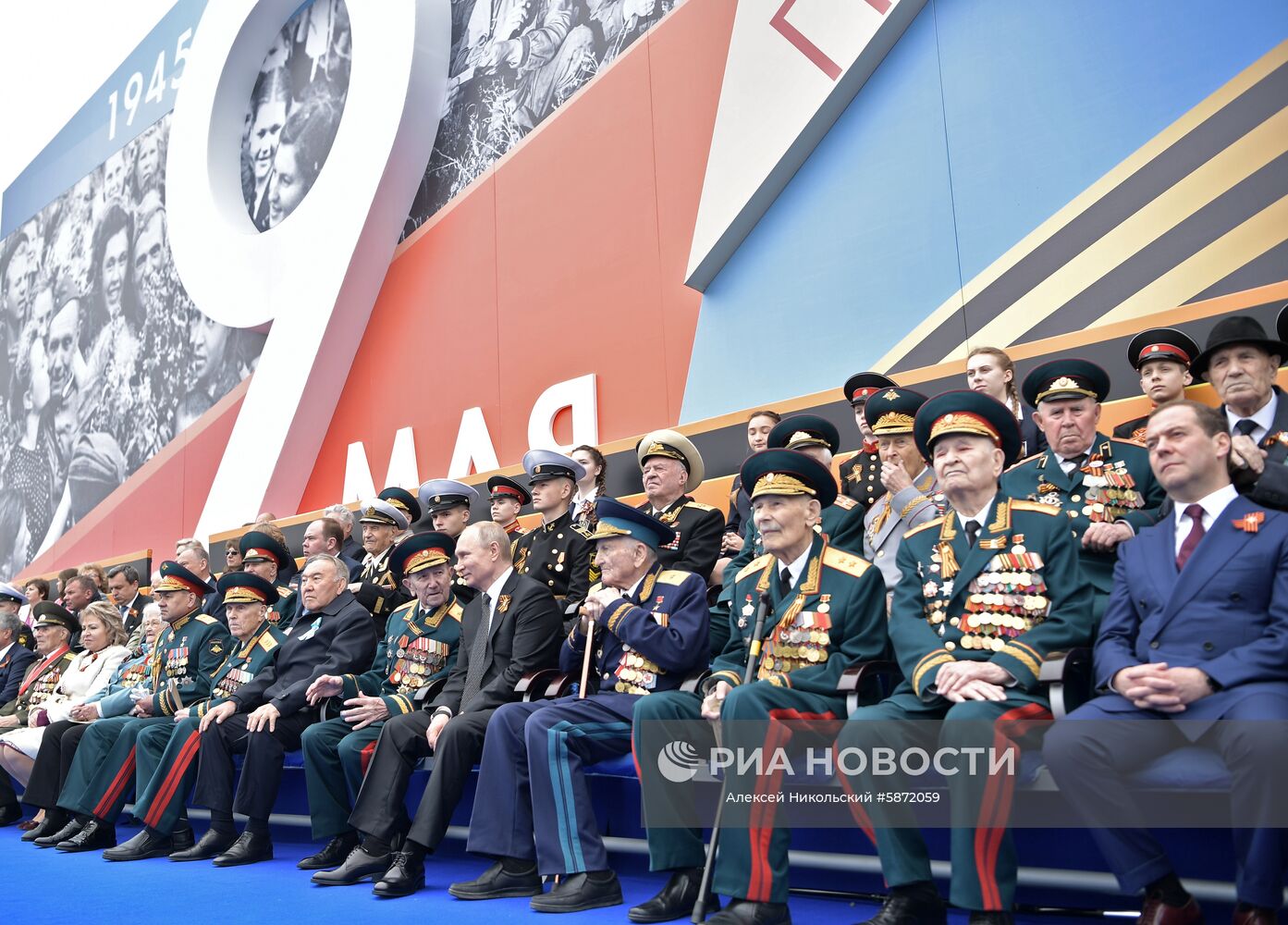 9 мая 2019. Президент РФ - верховный главнокомандующий вооружёнными силами РФ Владимир Путин и председатель правительства РФ Дмитрий Медведев во время военного парада в ознаменование 74-й годовщины Победы в Великой Отечественной войне 1941–1945 годов на Красной площади в Москве. Место: Россия, Москва. Автор: Алексей Никольский/РИА Новости. Президент РФ В. Путин и премьер-министр РФ Д. Медведев на военном параде в честь 74-й годовщины Победы в ВОВ