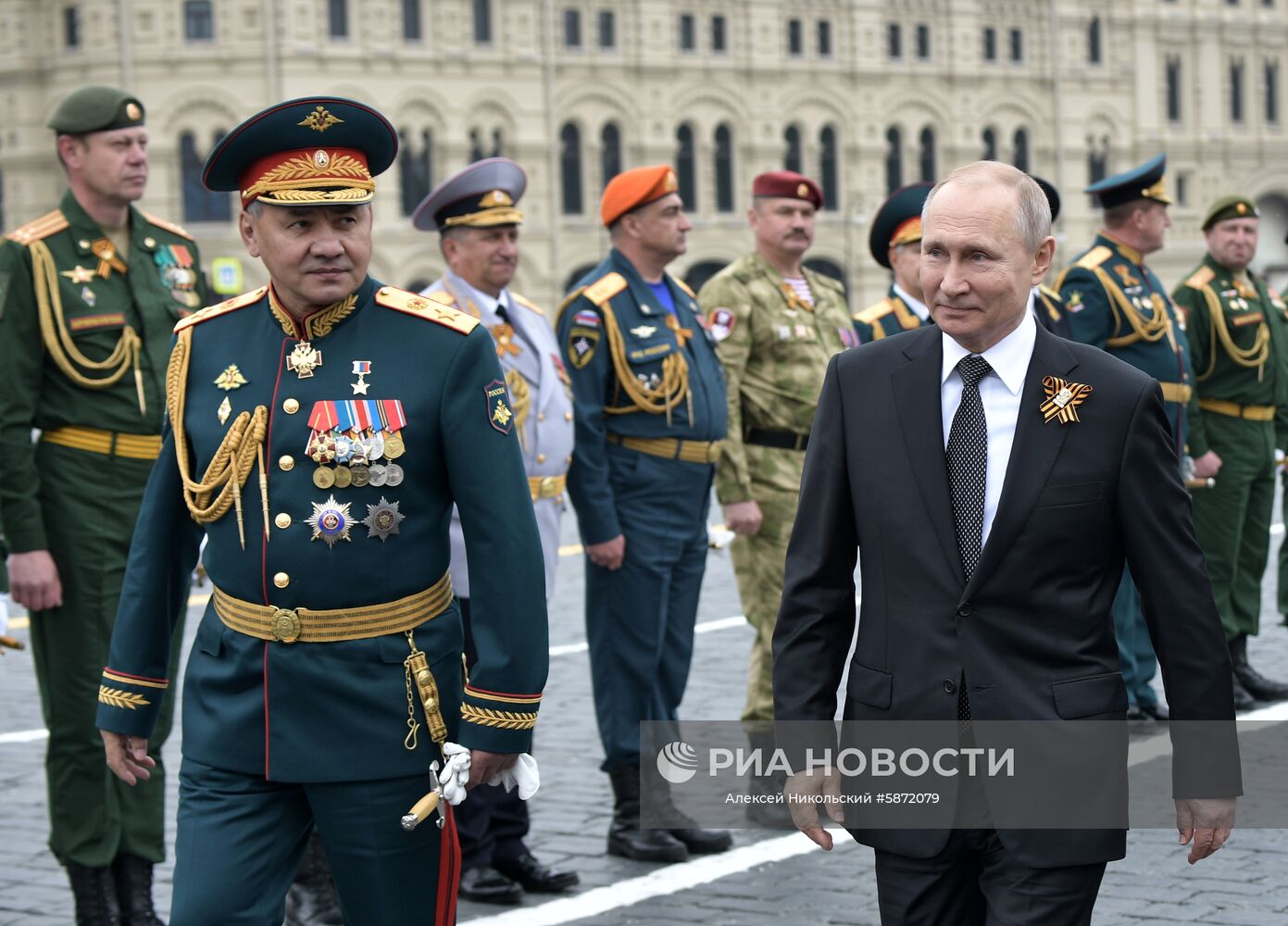 9 мая 2019. Президент РФ - верховный главнокомандующий вооружёнными силами РФ Владимир Путин и министр обороны РФ Сергей Шойгу (слева) после окончания военного парада в ознаменование 74-й годовщины Победы в Великой Отечественной войне 1941–1945 годов на Красной площади в Москве. Место: Россия, Москва. Автор: Алексей Никольский/РИА Новости. Президент РФ В. Путин и премьер-министр РФ Д. Медведев на военном параде в честь 74-й годовщины Победы в ВОВ