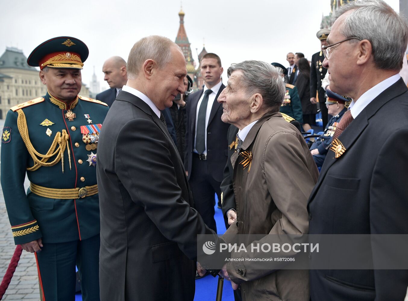 9 мая 2019. Президент РФ - верховный главнокомандующий вооружёнными силами РФ Владимир Путин после окончания военного парада в ознаменование 74-й годовщины Победы в Великой Отечественной войне 1941–1945 годов на Красной площади в Москве. Слева - министр обороны РФ Сергей Шойгу. Место: Россия, Москва. Автор: Алексей Никольский/РИА Новости. Президент РФ В. Путин и премьер-министр РФ Д. Медведев на военном параде в честь 74-й годовщины Победы в ВОВ