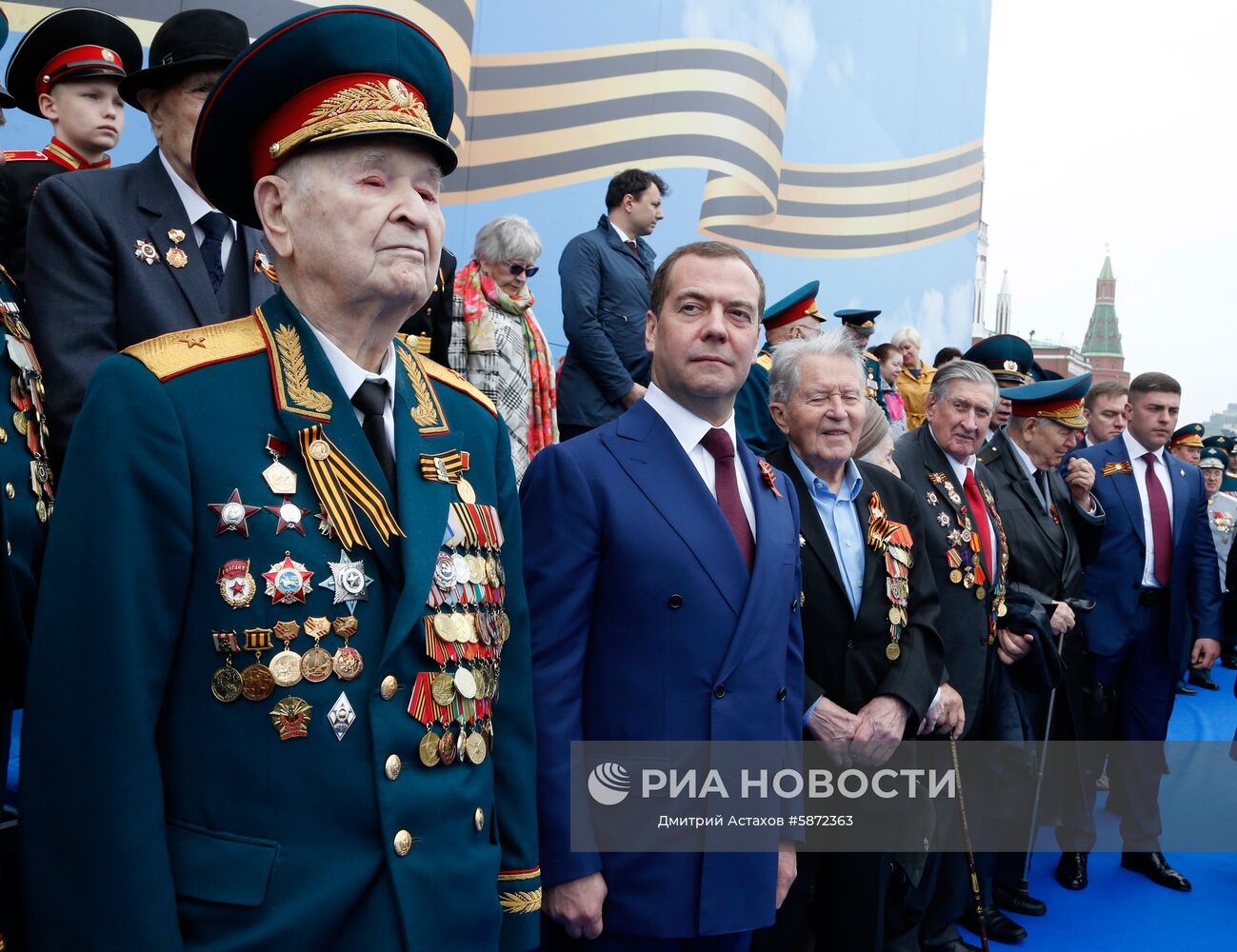 9 мая 2019. Председатель правительства РФ Дмитрий Медведев во время военного парада в ознаменование 74-й годовщины Победы в Великой Отечественной войне 1941–1945 годов на Красной площади в Москве. Место: Россия, Москва. Автор: Дмитрий Астахов/РИА Новости. Президент РФ В. Путин и премьер-министр РФ Д. Медведев на военном параде в честь 74-й годовщины Победы в ВОВ