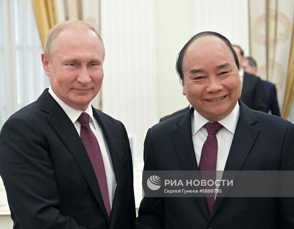 Президент РФ В. Путин встретился с главой правительства Вьетнама Н. С. Фуком