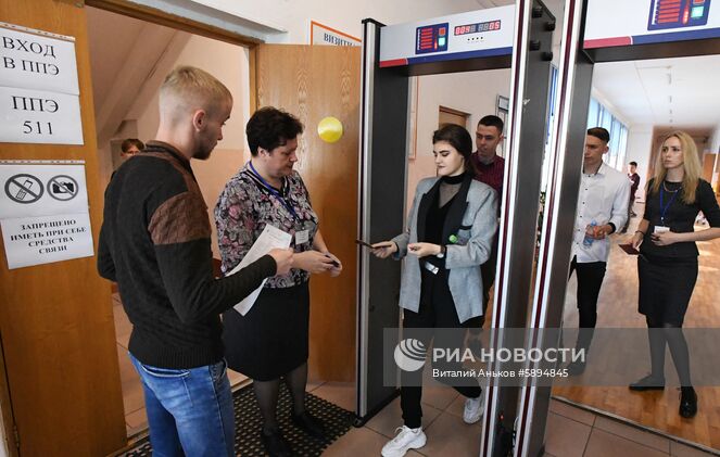 Преподаватель сверяет личность ученика по паспорту перед началом единого государственного экзамена по географии и литературе в средней школе №28 Владивостока. Место: Россия, Приморский край, Владивосток. Автор: Виталий Аньков/РИА Новости. Сдача ЕГЭ по географии и литературе