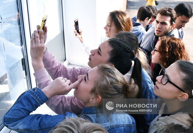 Ученики ищут свои фамилии в списках на сдачу единого государственного экзамена по географии в средней школе №28 Владивостока. Место: Россия, Приморский край, Владивосток. Автор: Виталий Аньков/РИА Новости. Сдача ЕГЭ по географии и литературе