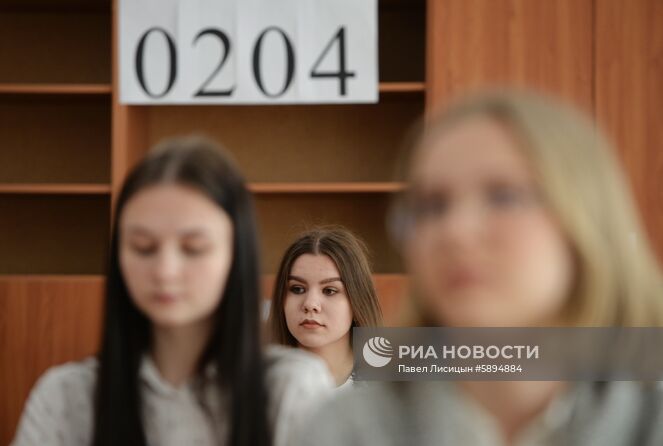 Единый государственный экзамен по литературе в школе №208 в Екатеринбурге. Место: Россия, Екатеринбург. Автор: Павел Лисицын/РИА Новости. Сдача ЕГЭ по географии и литературе