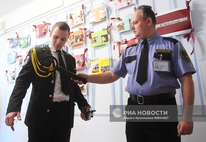 Сотрудник службы безопасности досматривает ученика на наличие запрещенных на экзамене предметов перед началом единого государственного экзамена по географии и литературе в школе №1286 в Москве. Место: Россия, Москва. Автор: Кирилл Каллиников/РИА Новости. Сдача ЕГЭ по географии и литературе