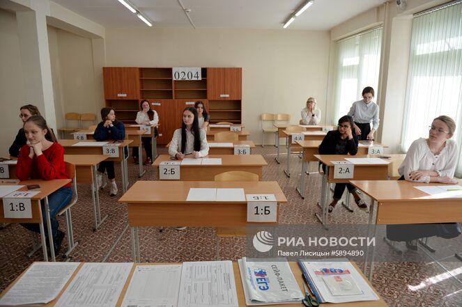 Единый государственный экзамен по литературе в школе №208 в Екатеринбурге. Место: Россия, Екатеринбург. Автор: Павел Лисицын/РИА Новости. Сдача ЕГЭ по географии и литературе