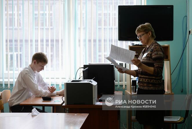Единый государственный экзамен по географии в средней школе №168 в Новосибирске. Место: Россия, Новосибирск. Автор: Александр Кряжев/РИА Новости. Сдача ЕГЭ по географии и литературе