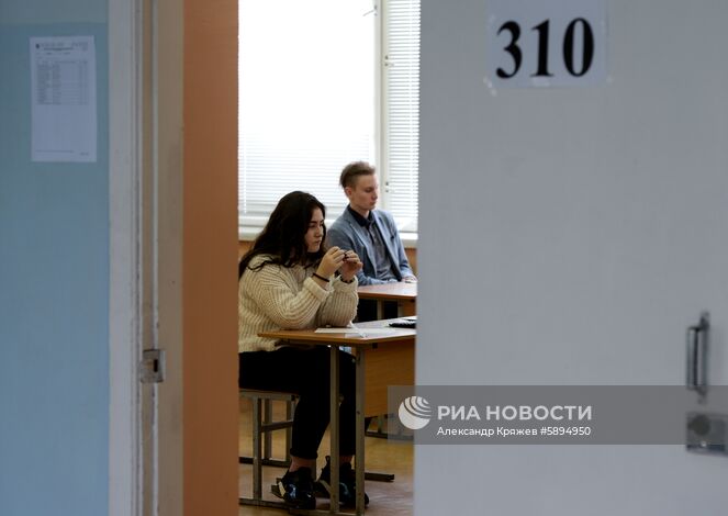 Единый государственный экзамен по географии в средней школе №168 в Новосибирске. Место: Россия, Новосибирск. Автор: Александр Кряжев/РИА Новости. Сдача ЕГЭ по географии и литературе