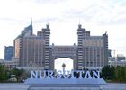 Надпись Nursultan в парке Гашиктар на фоне здания Национальной компании "КазМунайГаз" в Нур-Султане. Место: Казахстан, Нур-Султан. Автор: Сергей Мамонтов. Города мира. Нур-Султан