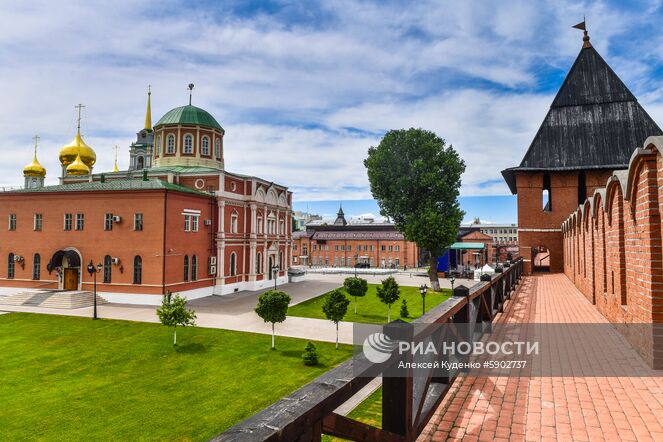 Богоявленский собор Тульского кремля (слева) и башня на Погребу. Место: Россия, Тула. Автор: Алексей Куденко/РИА Новости. Города России. Тула