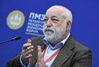 Председатель попечительского совета Еврейского музея и центра толерантности, учредитель эндаумент-фонда Виктор Вексельберг на сессии "Создавая будущее вместе. Бизнес решения для достижения целей устойчивого развития" в рамках Петербургского международного экономического форума 2019 (ПМЭФ-2019). Место: Россия, Санкт-Петербург. Автор: Евгений Биятов/РИА Новости. Петербургский международный экономический форум. День первый