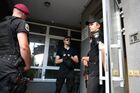 Сотрудники правоохранительных органов у подъезда жилого дома в Киеве, где при трагических обстоятельствах погиб депутат Верховной рады от фракции "Народный фронт" Дмитрий Тымчук. По предварительным данным, несчастный случай произошел при чистке наградного пистолета. Место: Украина, Киев. Автор: Стрингер/РИА Новости. В Киеве погиб депутат Верховной рады Д. Тымчук