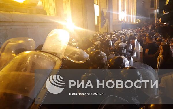 Акция протеста у здания парламента Грузии
