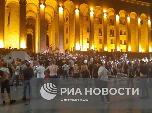 Акция протеста у здания парламента Грузии