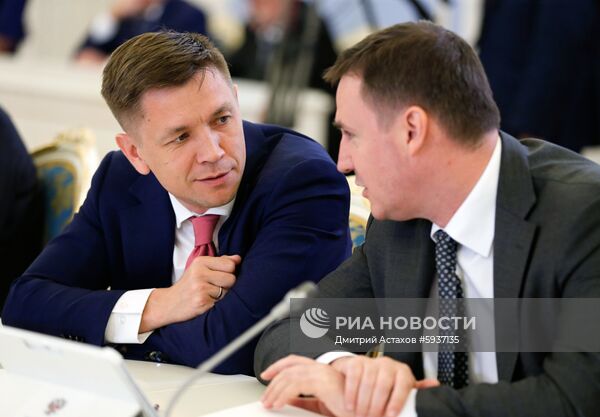 Премьер-министр РФ Д. Медведев провел заседание правительства РФ