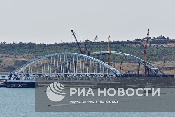 Арку Крымского моста переместили на плавучие опоры