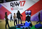 Посетители на Russian Internet Week (Неделя российского интернета / RIW) в центральном выставочном комплексе "Экспоцентр" в Москве. Место: Россия, Москва. Автор: Рамиль Ситдиков/РИА Новости. RIW - 2017. День первый