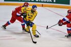Игрок сборной России Никита Нестеров (слева) и игрок сборной Швеции Дик Аксельссон в матче второго этапа Еврохоккейтура 2017/18 "Кубок Первого канала" между сборными командами России и Швеции. Место: Россия, Москва. Автор: Владимир Песня/РИА Новости. Хоккей. Кубок Первого канала. Матч Россия - Швеция