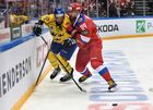 Игрок сборной Швеции Виктор Стольберг (слева) и игрок сборной России Никита Нестеров в матче второго этапа Еврохоккейтура 2017/18 "Кубок Первого канала" между сборными командами России и Швеции. Место: Россия, Москва. Автор: Владимир Песня/РИА Новости. Хоккей. Кубок Первого канала. Матч Россия - Швеция