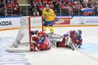 Игрок сборной России Максим Шалунов, игрок сборной Швеции Антон Ландер и вратарь сборной России Василий Кошечкин (слева направо) в матче второго этапа Еврохоккейтура 2017/18 "Кубок Первого канала" между сборными командами России и Швеции. Место: Россия, Москва. Автор: Владимир Песня/РИА Новости. Хоккей. Кубок Первого канала. Матч Россия - Швеция
