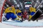 Вратарь сборной Швеции Виктор Фаст, игрок сборной Швеции Юнас Юнланд, игрок сборной России Сергей Широков и игрок сборной Швеции Хенрик Тёммернес (слева направо) в матче второго этапа Еврохоккейтура 2017/18 "Кубок Первого канала" между сборными командами России и Швеции. Место: Россия, Москва. Автор: Алексей Куденко/РИА Новости. Хоккей. Кубок Первого канала. Матч Россия - Швеция