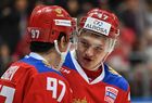 Игроки сборной России Никита Гусев (слева) и Кирилл Капризов во время матча второго этапа Еврохоккейтура 2017/18 "Кубок Первого канала" между сборными командами России и Швеции. Место: Россия, Москва. Автор: Владимир Песня/РИА Новости. Хоккей. Кубок Первого канала. Матч Россия - Швеция