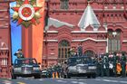 Временно исполняющий обязанности министра обороны РФ Сергей Шойгу (справа) на военном параде, посвященном 73-й годовщине Победы в Великой Отечественной войне 1941-1945 годов. Место: Россия, Москва. Автор: Евгений Биятов/РИА Новости. Военный парад, посвящённый 73-й годовщине Победы в ВОВ