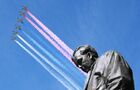 Штурмовики Су-25 во время воздушной части военного парада, посвященного 73-й годовщине Победы в Великой Отечественной войне 1941-1945 годов. На первом плане: памятник писателю Александру Твардовскому. Место: Россия, Москва. Автор: Владимир Федоренко/РИА Новости. Военный парад, посвящённый 73-й годовщине Победы в ВОВ