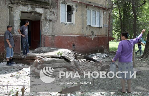 Последствия обстрелов населенных пунктов в Донбассе украинскими силовиками