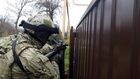 Сотрудники ФСБ РФ во время операции по задержанию лиц, причастных к осуществлению сбора и переправки денежных средств на нужды запрещённой в Российской Федерации международной террористической организации "Исламское государство". Стоп-кадр с видео, предоставленного ФСБ РФ. Изображение является раздаточным материалом, предоставлено третьей стороной. Только редакционное использование. Запрет на архивирование, коммерческое использование, рекламную кампанию. Место: Россия. ФСБ РФ пресекла деятельность ячейки по финансированию террористов