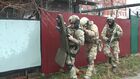 Сотрудники ФСБ РФ во время операции по задержанию лиц, причастных к осуществлению сбора и переправки денежных средств на нужды запрещённой в Российской Федерации международной террористической организации "Исламское государство". Стоп-кадр с видео, предоставленного ФСБ РФ. Изображение является раздаточным материалом, предоставлено третьей стороной. Только редакционное использование. Запрет на архивирование, коммерческое использование, рекламную кампанию. Место: Россия. ФСБ РФ пресекла деятельность ячейки по финансированию террористов