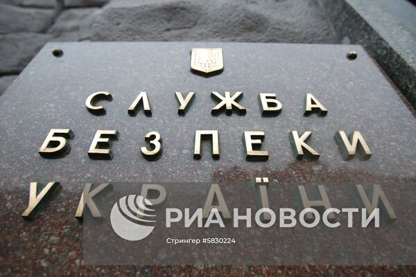 Здание СБУ в Киеве и памятник участникам военных действий в Донбассе