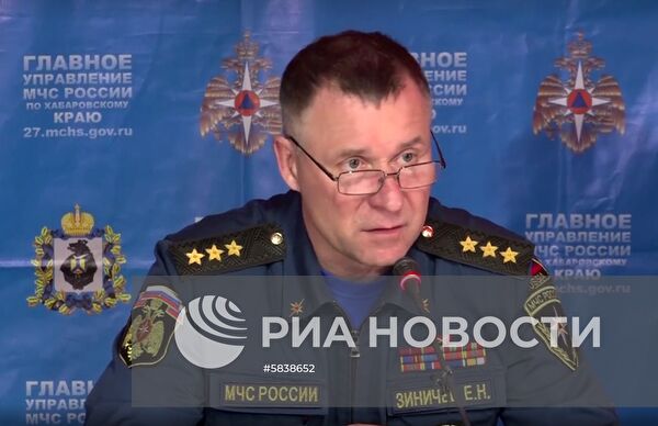 Глава МЧС России Е. Зиничев осмотрел место схода грунта на русло реки Бурея
