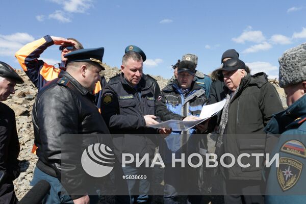 Глава МЧС России Е. Зиничев осмотрел место схода грунта на русло реки Бурея