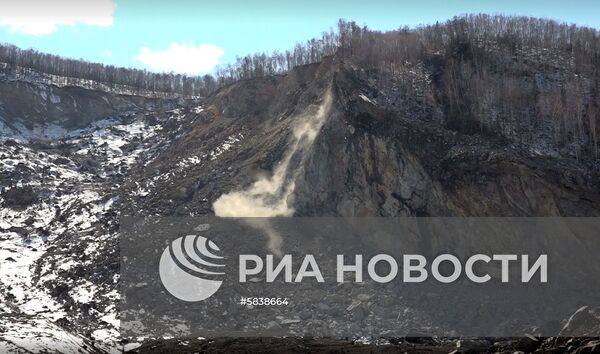 Глава МЧС России Е. Зиничев осмотрел место схода грунта на русло реки Бурея