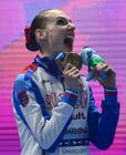 Светлана Ромашина (Россия), завоевавшая золотую медаль в произвольной программе в соревнованиях соло по синхронному плаванию на XVIII чемпионате мира по водным видам спорта в южнокорейском Кванджу, на церемонии награждении.
Место: Южная Корея, Кванджу. Автор: Александр Вильф. Чемпионат мира FINA 2019. Синхронное плавание. Соло. Произвольная программа