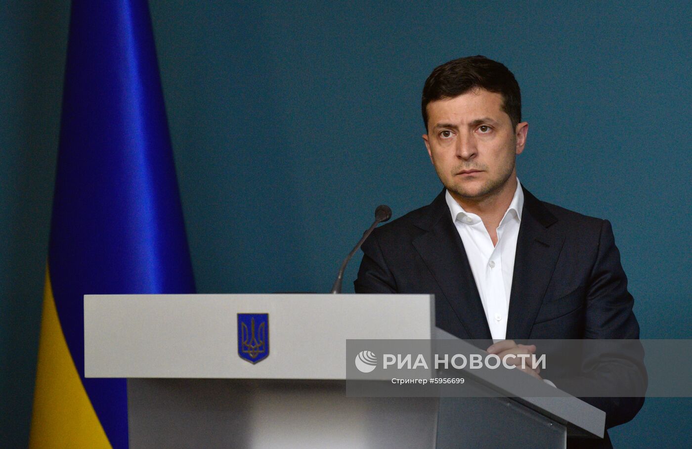 Президент Украины Владимир Зеленский слушает доклад главы Национальной полиции Сергея Князева в Киеве о ходе расследования убийства журналиста Павла Шеремета. Место: Украина, Киев. Автор: Стрингер/РИА Новости. Доклад президенту Украины В. Зеленскому о расследовании убийства журналиста П. Шеремета