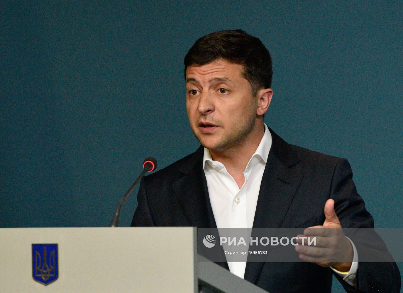 Президент Украины Владимир Зеленский выступает после доклада главы Национальной полиции Сергея Князева в Киеве о ходе расследования убийства журналиста Павла Шеремета. Место: Украина, Киев. Автор: Стрингер/РИА Новости. Доклад президенту Украины В. Зеленскому о расследовании убийства журналиста П. Шеремета