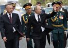 28 июля 2019. Президент РФ, верховный главнокомандующий Владимир Путин во время прогулки по Адмиралтейской набережной после Главного военно-морского парада по случаю Дня Военно-морского флота РФ в Санкт-Петербурге. Слева - временно исполняющий обязанности губернатор Санкт-Петербурга Александр Беглов. Справа налево на втором плане - министр обороны РФ генерал армии Сергей Шойгу и командующий войсками Западного военного округа генерал-полковник Александр Журавлёв. Место: Санкт-Петербург. Автор: Алексей Никольский. Президент РФ В. Путин принял участие в праздновании Дня ВМФ РФ в Санкт-Петербурге